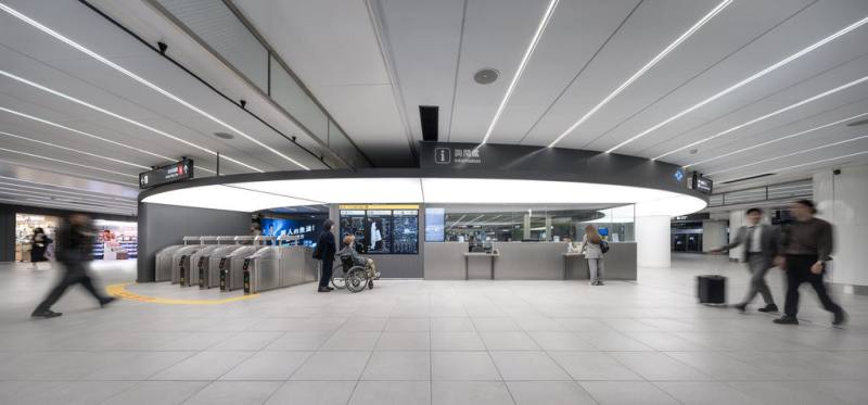 台灣設計研究院再度與台北捷運合作改造全台旅運量最高的「捷運台北車站B3層」，從空間到指引皆重新規劃，天花板、燈具、地坪、牆面皆做全面性更新。（台灣設計研究院提供）