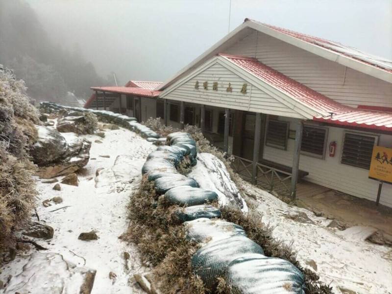 Snow is seen on the ground at Jiaming Lake Mountain Hut on Thursday. Photo courtesy of Bear Trekker