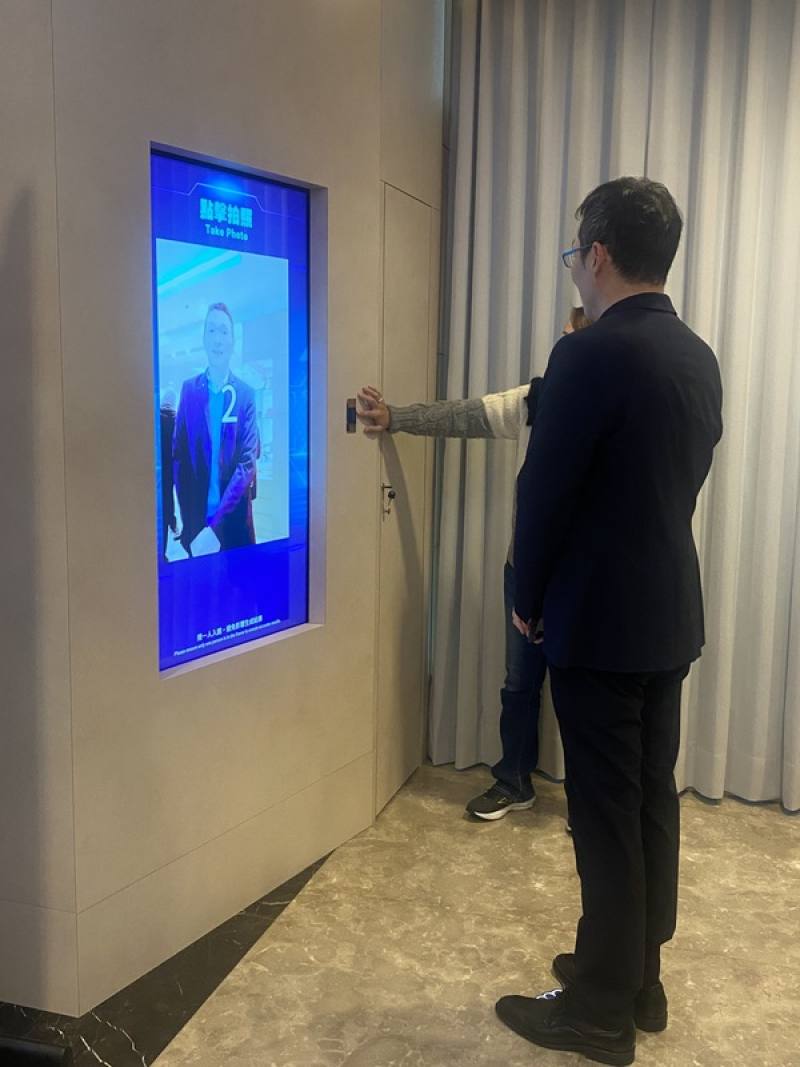 「刑事警察發展館」突破傳統海報看板的展示限制，讓參觀者在數位與實體交織的空間中，有更具體和科技化感受。