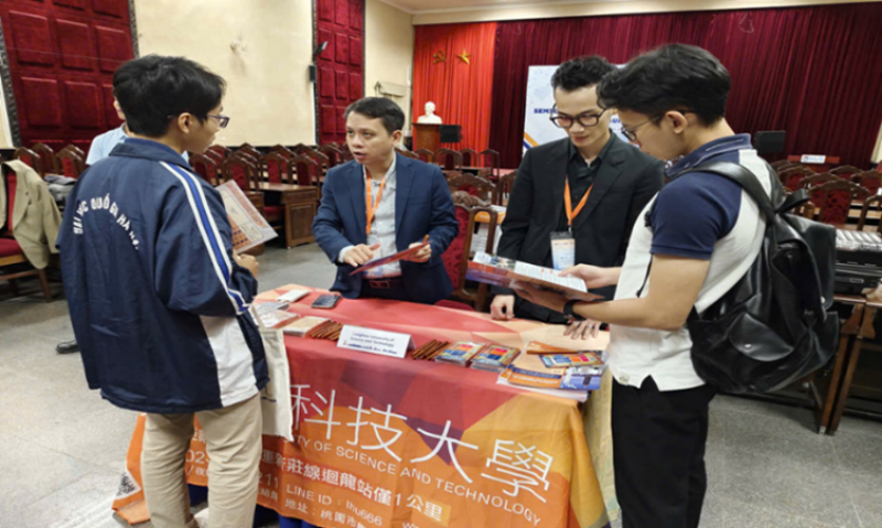 Students asking about the INTENSE Program