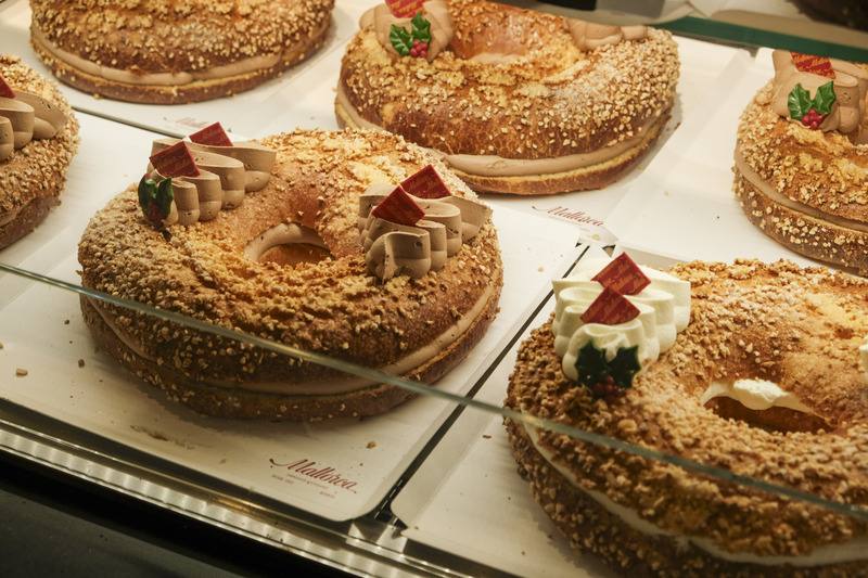 西班牙「三王節」的傳統糕餅為「國王蛋糕」，全家人團聚吃蛋糕是三王節不可缺少的儀式。國王蛋糕是用布里歐修麵包製作成的環狀蛋糕，以橙花水增添香氣，並以糖粒、杏仁片或糖漬水果點綴，象徵鑲上寶石的皇冠。