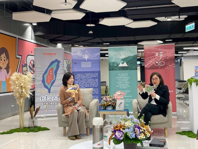 署長及王文靜進行新書對談