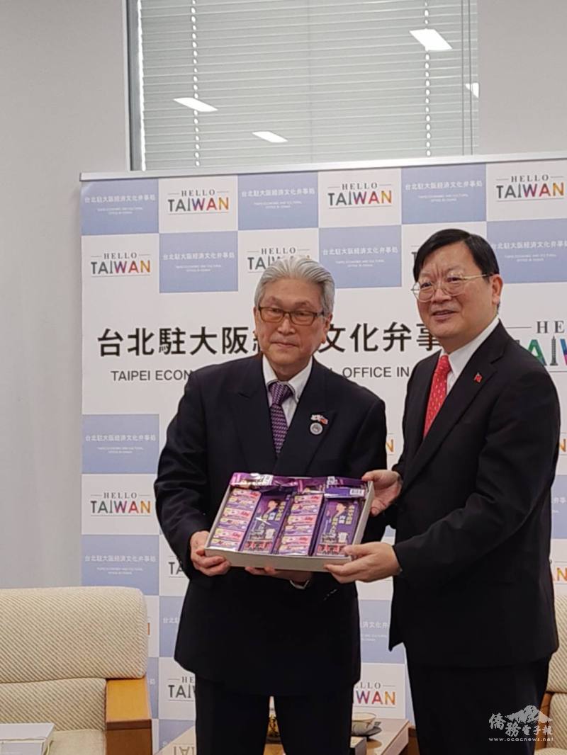 大阪中華總會會長葉山祐造(左)及大阪辦事處處長洪英傑(右)合影