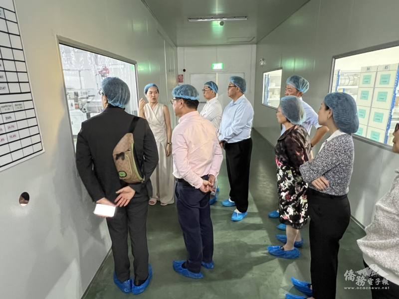 正美泰國廠業務經理賴郁靜為與會貴賓導覽製作工藝