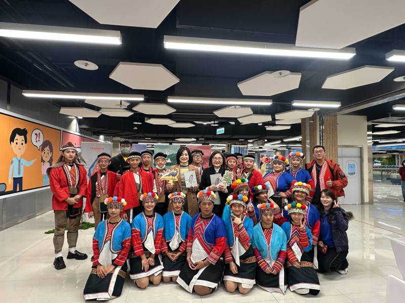 署長、王文靜及阿里山國中小表演團體合照