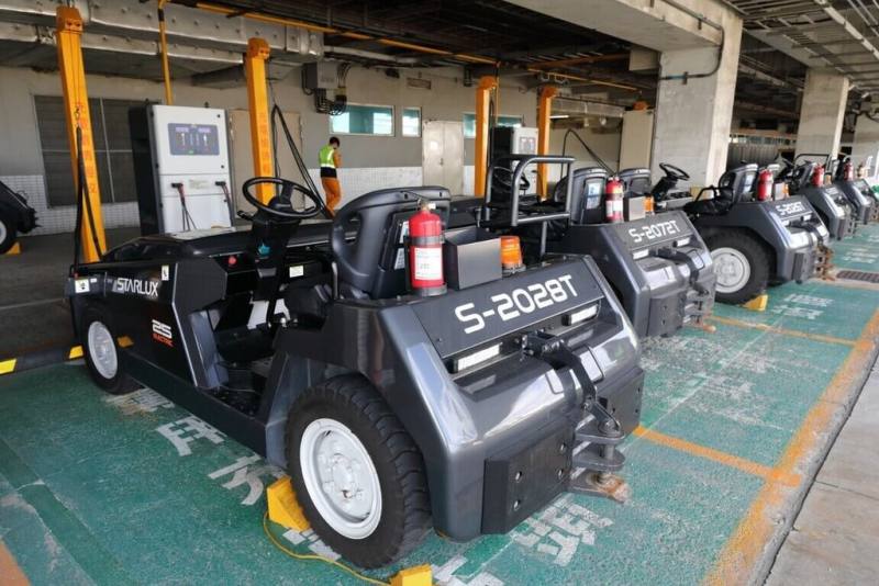 桃園國際機場公司為達成2050淨零排放目標，積極落實機場綠色營運方針，近年來持續推動空側作業車輛電動化政策。（桃園國際機場公司提供）