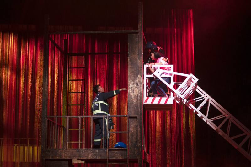 音樂劇「火神的眼淚」將3度回歸台北表演藝術中心，演出將把雲梯車搬進劇場，真實在觀眾面前呈現高空救援場景。（故事工廠提供）