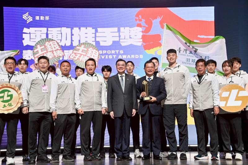 卓院長與獲獎企業及運動選手團隊合影