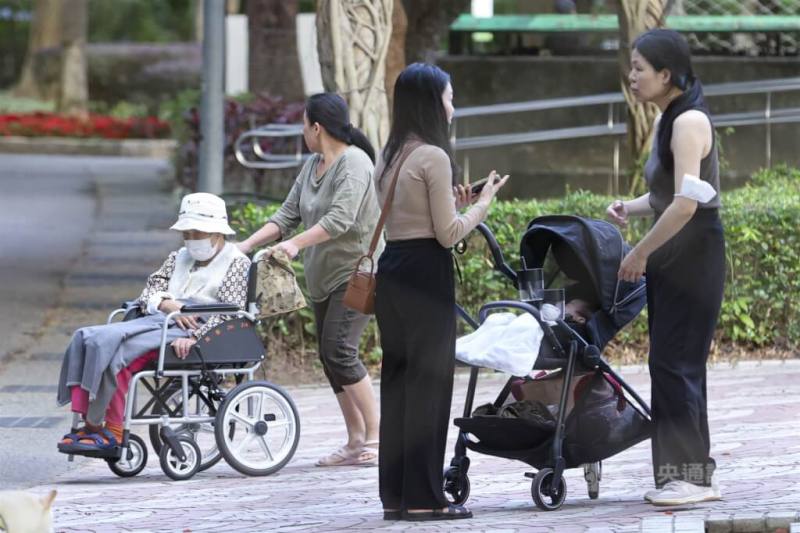 圖為台北大安森林公園有家長推著嬰兒車，也有民眾陪伴乘坐輪椅的長者度過午後時光。（中央社檔案照片）