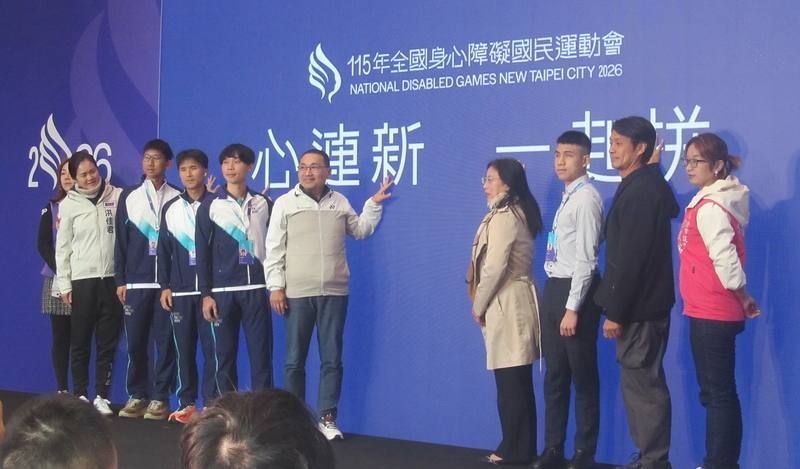 115年全國身心障礙國民運動會5月將在新北市登場，賽會主視覺是以新北地標「女王頭」結合象徵突破的「翅膀」呈現，新北市長侯友宜（右5）9日與視障田徑選手吳農彬（右6）、視障游泳選手林立翔（右3）及萬金石馬拉松視障跑者李協興（右7）等人出席賽事記者會