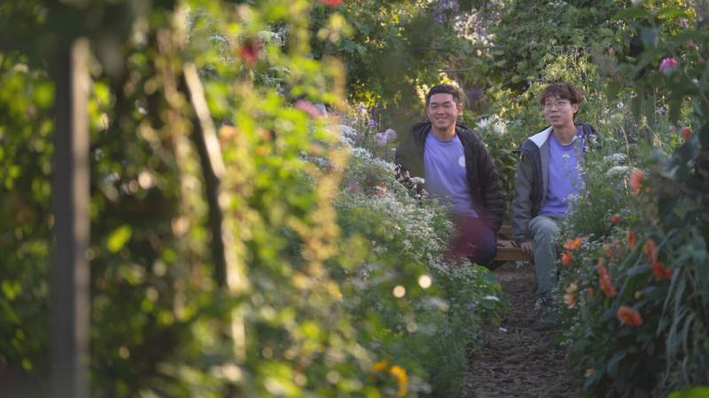 「開箱香久園 春日限定花園」短片已於公視節目「藝術很有事」上架，訪談愛花人謝丞傑（左）、匡易（右）如何打造彰化田尾熱門花園「香久園」。（公視提供）