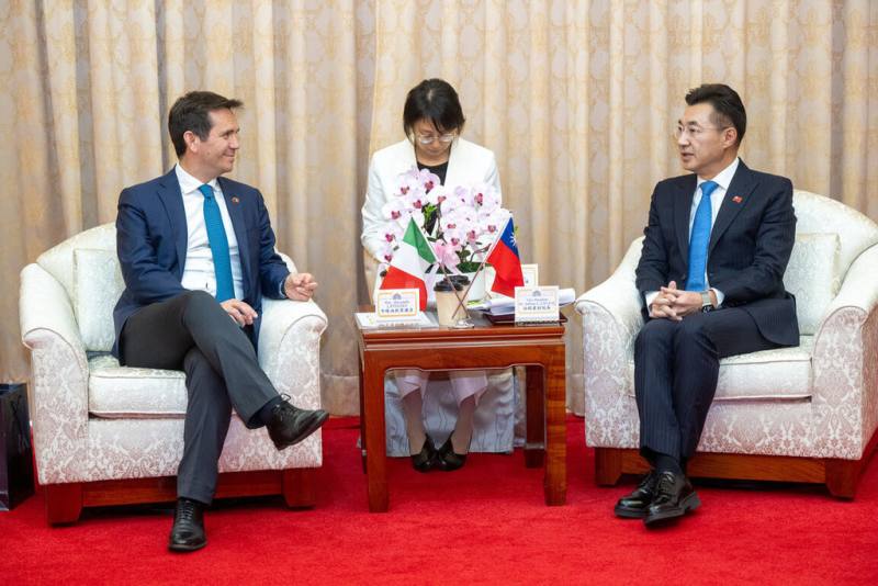 立法院副院長江啟臣（右）8日接見義大利國會友台協會訪問團，他表示，感謝義大利國會長期以來對台灣的堅定支持，包括支持台灣有意義參與國際事務及關注台海和平穩定。 （立法院提供）