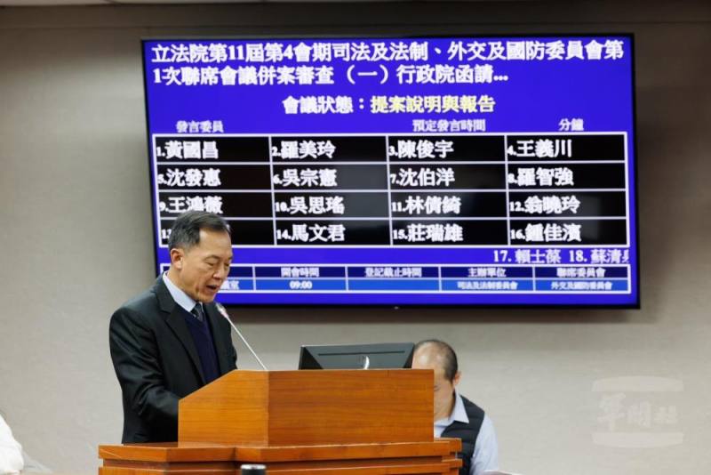 鍾副部長指出，草案修正有助穩定軍心。（青年日報提供）