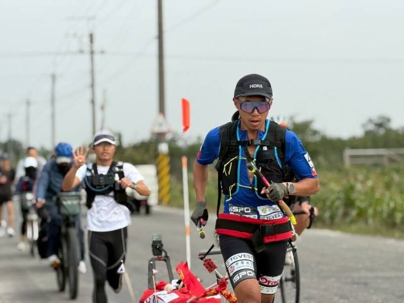 台灣極地超馬好手陳彥博（前）8日順利完成為期8天、總長433公里的「黑色超跑雪橇環台訓練」，抵達終點高雄美術館，現場有大批加油團為陳彥博喝采打氣。（極地超馬運動員陳彥博提供）