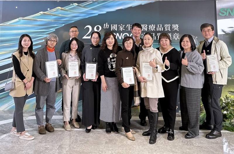 「SNQ國家品質標章暨第28屆國家生技醫療品質獎」7日授獎，新北市亞東紀念醫院8日表示，院內6團隊榮獲SNQ國家品質標章肯定，展現從智慧醫療到全人照護守護生命的用心。圖為獲獎團隊合影。（亞東醫院提供）