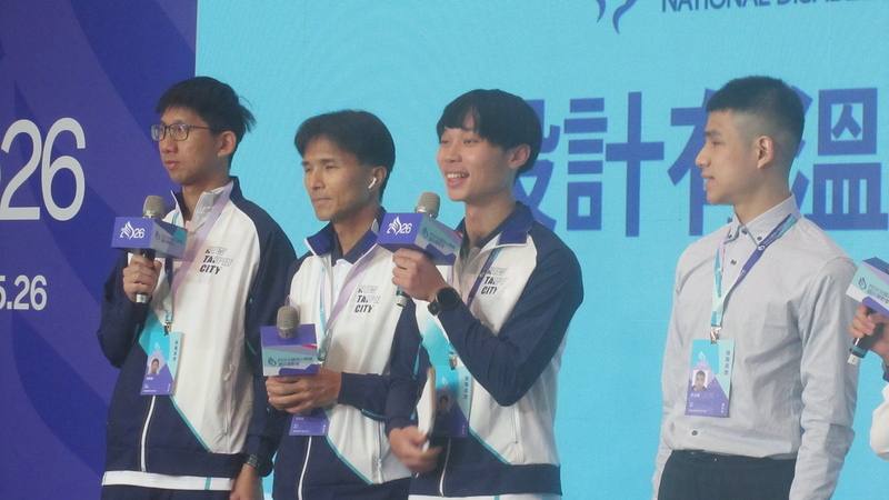 115年全國身心障礙國民運動會5月將在新北市舉行，市府體育局9日舉行記者會，邀請視障田徑好手吳農彬（右2）、視障游泳選手林立翔（右）及萬金石馬拉松視障跑者李協興（左2）、視障陪跑員劉騏瑋（左）分享參賽感受