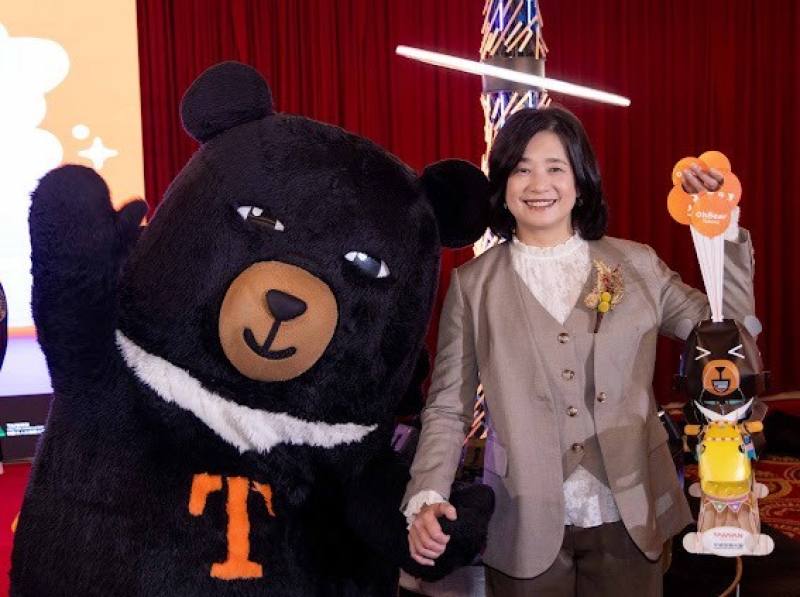 陳玉秀署長與主燈、小提燈及喔熊合照