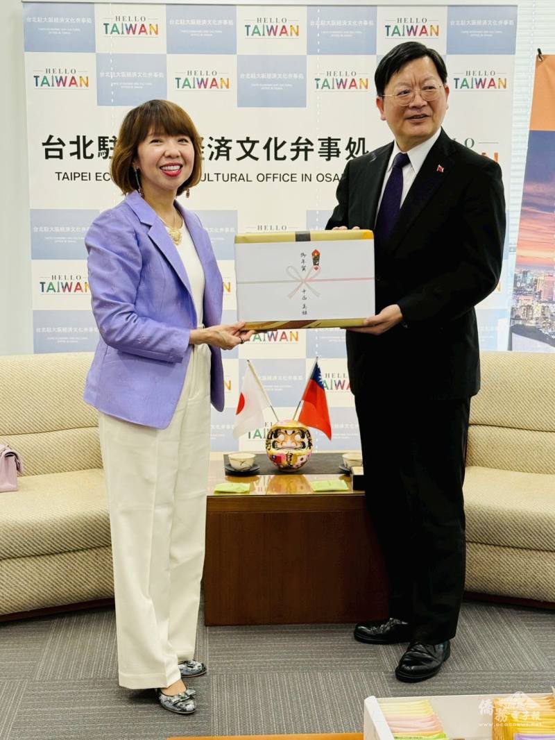 中西美姬(左)贈送新年禮予洪英傑(右)