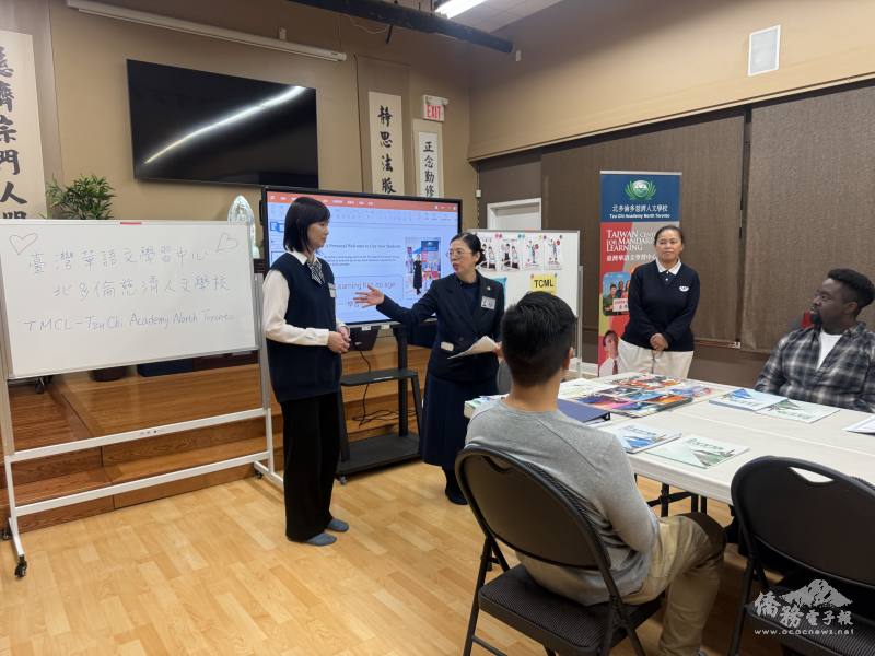 黃淑珍向學員介紹程安琪(左)和黃淑芳(右)兩位資深僑教老師