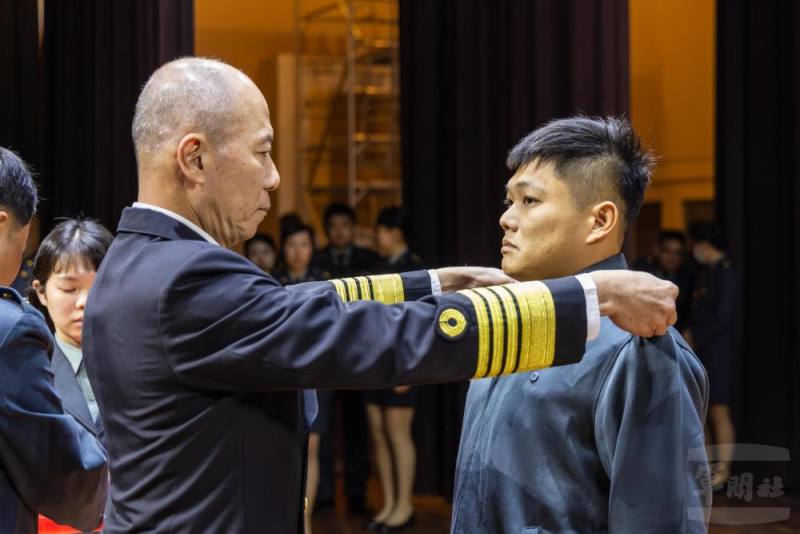 梅總長為晉任人員授階。（軍聞社記者蔡枋澐攝）