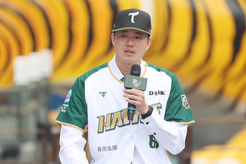 中職台鋼雄鷹隊9日在高雄蓮池潭意象廣場舉辦隊史首位FA選手黃子鵬（圖）加盟儀式，黃子鵬談及回到家鄉加入高雄球隊可以與家人相聚，一度忍不住落淚