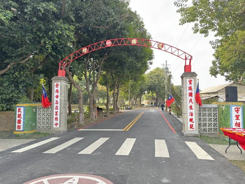 雲林縣虎尾建國一村逐漸興盛，縣府編列預算進行建國一村整體景觀改善暨解說導覽系統工程，建置無障礙人行步道系統、串聯園區內停車場，主要入口採減量設計（圖），強化眷村文化園區識別度