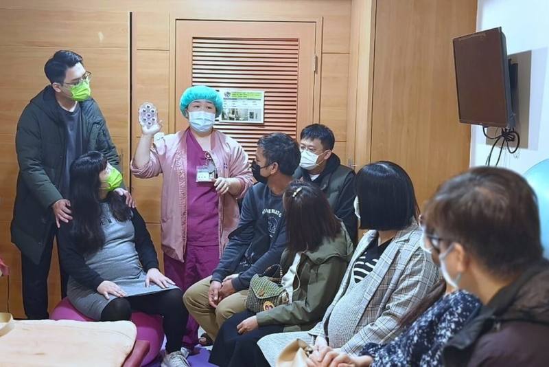 新北市亞東紀念醫院婦產部與產後病房為準父母打造「生產體驗營」，幫助準爸媽提前了解生產徵兆、環境與減痛方法，協助做好準備。（亞東醫院提供）