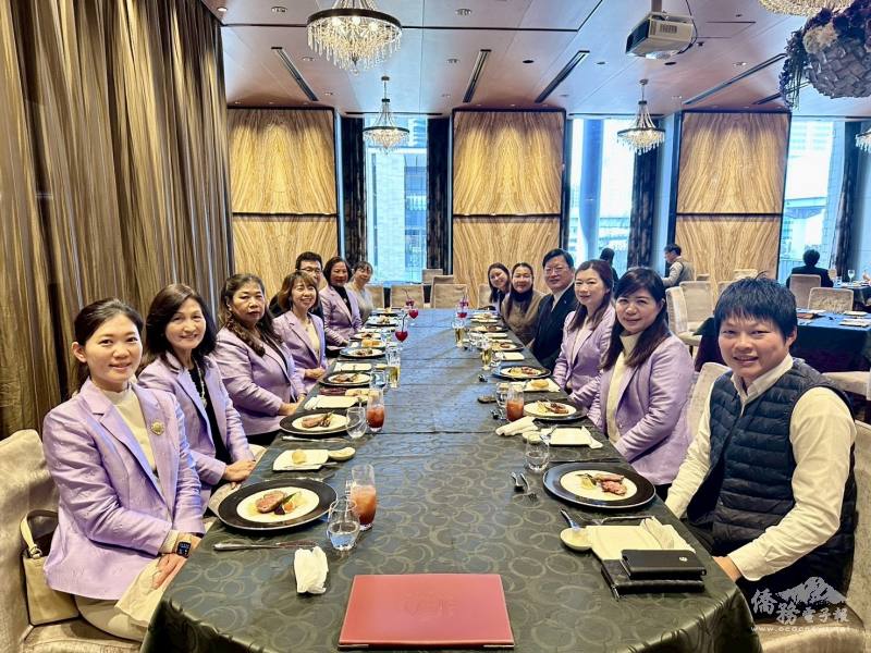 雙方餐敘繼續針對關西地區僑情交換意見