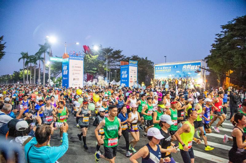 「2026高雄富邦馬拉松」將於10、11日在高雄國家體育場開跑，賽事路線首度向北延伸，串聯橋頭、梓官、岡山、彌陀等行政區。（高雄市運發局提供）