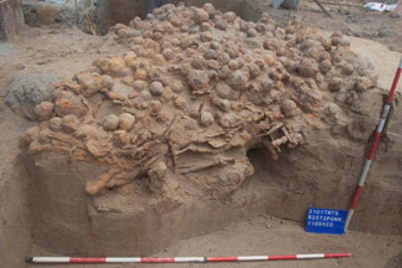 台南鐵路地下化工區發現處高度鏽蝕塊狀物，考古團隊調查發現為砲彈群、砲管、軍刀和火槍槍管，因長期埋藏在地下而氧化。（台南市文化局提供）