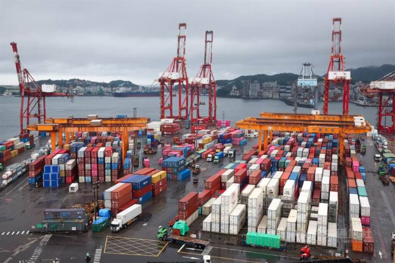 財政部9日公布114年12月出口624.8億美元、年增43.4%，連續26個月正成長。圖為基隆港西岸貨櫃碼頭貨櫃堆疊。（中央社檔案照片）