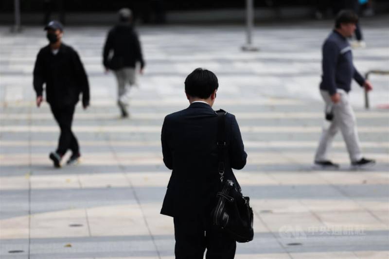 圖為台北市街頭上班族。（中央社檔案照片）