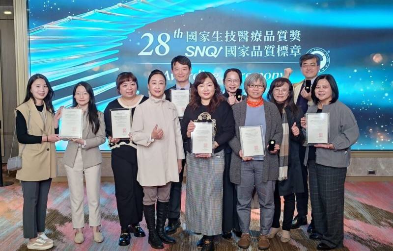 新北市亞東紀念醫院6大團隊榮獲SNQ國家品質標章肯定，讓醫療兼具效率與溫度，展現從智慧醫療到全人照護守護生命的用心。圖為獲獎團隊合影。（亞東醫院提供）