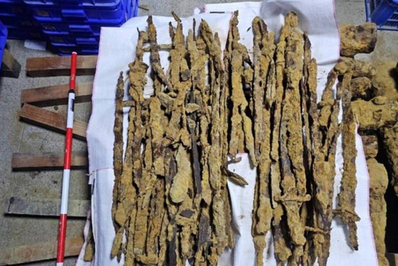 台南鐵路地化下工區發現處高度鏽蝕塊狀物，經考古團隊拆解出刀刃、槍管鐵件等清代軍械。（台南市文化局提供）