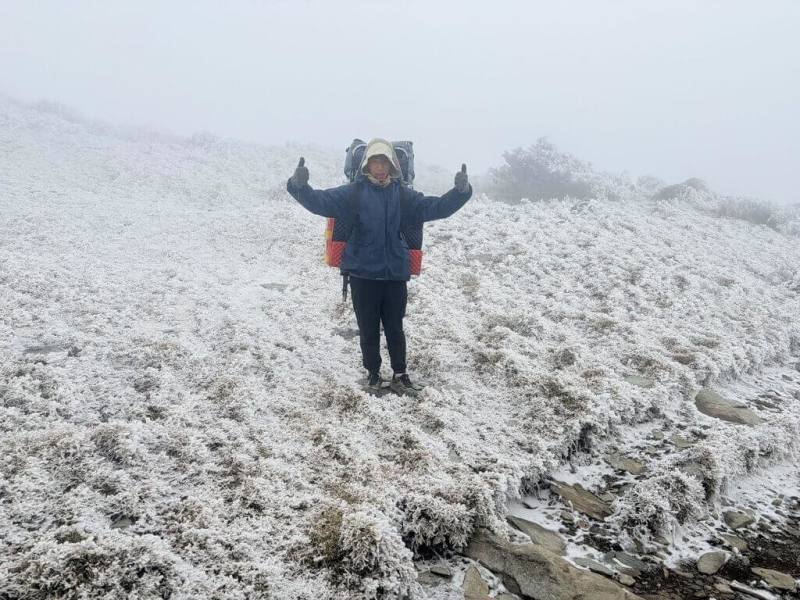 台東山區持續飄雪和冰霰，從海拔2722公尺的南橫大關山隧道開始出現冰霰，嘉明湖步道從向陽山屋到嘉明湖呈現銀白世界；提醒山友注意自身身體狀況。（嘉明湖熊出沒團隊提供）