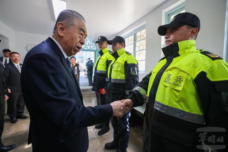 李榮譽理事長親切垂詢、關心官兵生活空間與值勤情況。（青年日報提供）