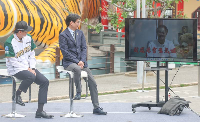 中華職棒台鋼雄鷹隊9日在高雄市蓮池潭龍虎塔前舉辦隊史首位FA選手黃子鵬（左）加盟儀式，隊友郭阜林也錄製一段影片，歡迎黃子鵬到來