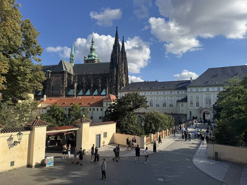 捷克各地城堡與官邸的參觀人次在2025年明顯成長，其中布拉格城堡吸引270萬人次付費參觀，創下6年新高。