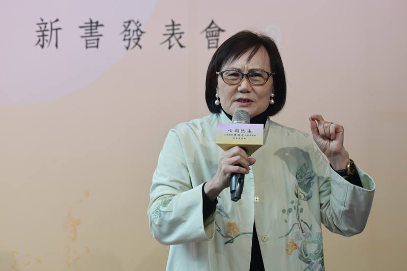 成功大學藝術研究所名譽教授施德玉（圖）親自執筆完成新書「古韻悠遠－人間國寶陳嬿朱的南管風華」，8日並在台北出席發表會，向眾人介紹書中內容。