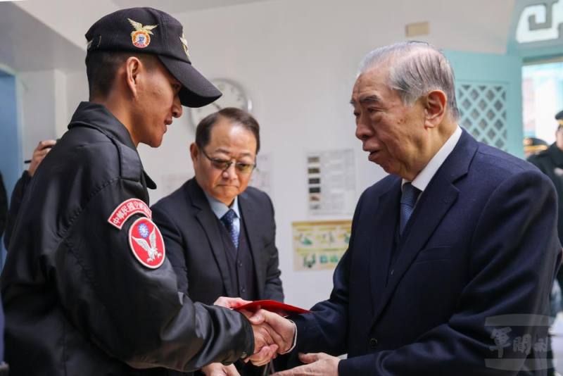 李榮譽理事長率領敬軍團慰問北部駐軍。（青年日報提供）