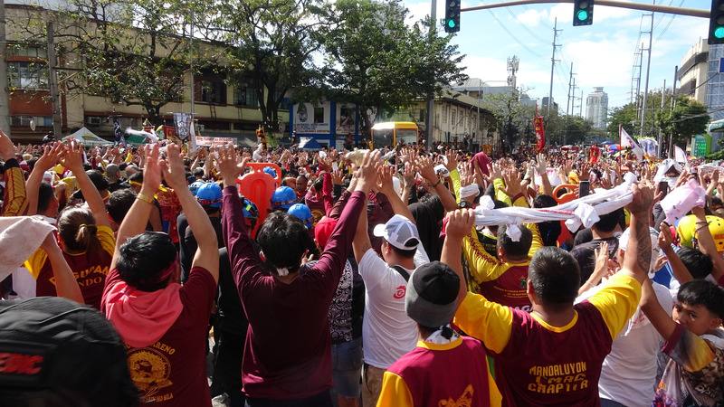 菲律賓天主教規模最大年度宗教盛事「黑拿撒勒人出巡」9日登場，馬尼拉市萬人空巷，沿途民眾高舉雙手和白毛巾，迎接座駕到來