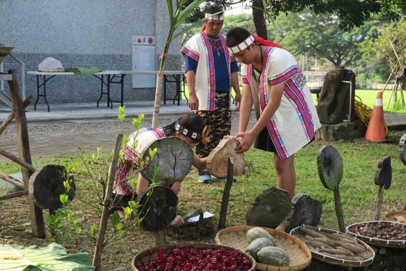 冬學年終季。由祭司向神靈宣告土地將要開墾，銘記與月亮的約定