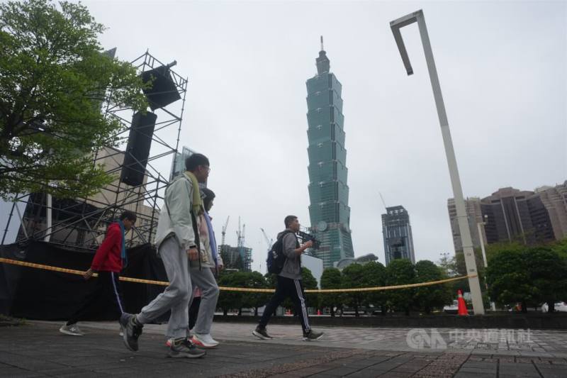 台北市政府前廣場看台北101大樓。（中央社檔案照片）