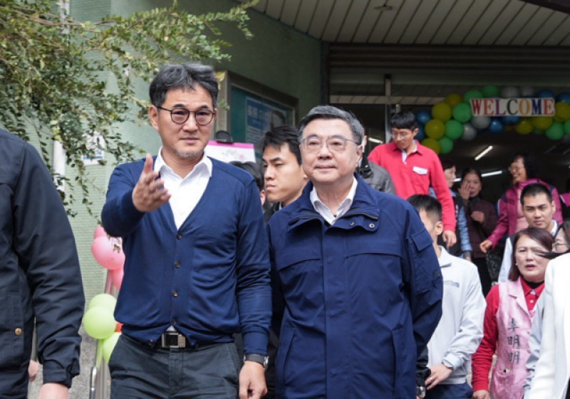 行政院長卓榮泰10日前往雲林縣視察元長鄉運動設施規劃情形