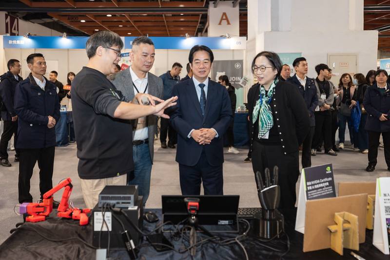 總統與現場貴賓參觀展場攤位