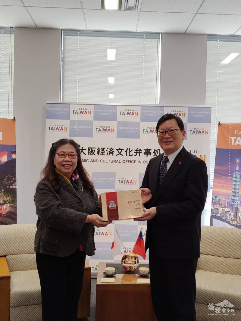 副會長東良華珠(左)與處長洪英傑(右)