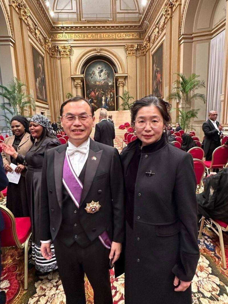 駐教廷大使賀忠義（左）與夫人9日率全館員眷，出席教宗良十四世接見外交團的活動。（駐教廷大使館提供）