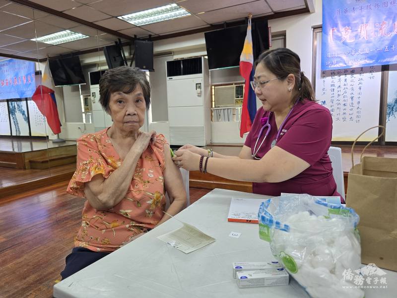 洪丹茹（右）為長者接種流感疫苗