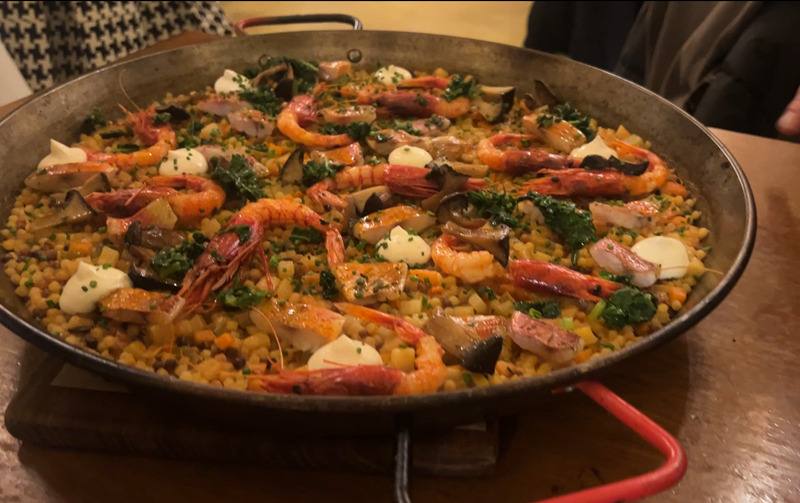 Al Refettorio餐館的「海鮮珍珠麵」，這種形如米粒的珍珠麵（Fregola）是薩丁尼亞島特產，以海鮮燉煮，看來類似西班牙海鮮飯（Paella），口感卻是彈牙麵食。