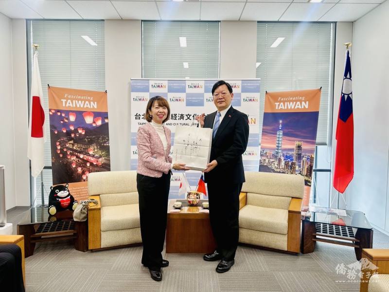 日本關西台商協會會長中西美姬（左）與駐大阪辦事處處長洪英傑（右）